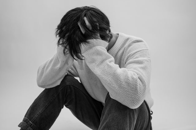 頭を抱える男生